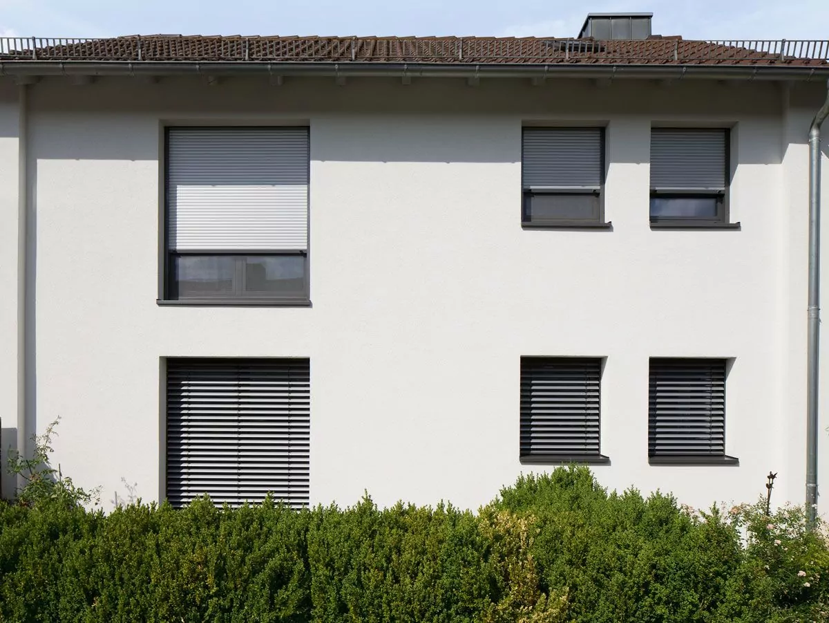 Rollladen an den Fenstern eines Wohnhauses