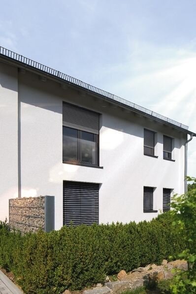 Effiziente Rollläden von Warema für optimalen Sonnenschutz Neue Rollladen an einem Fenster