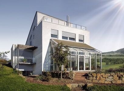 Effiziente Rollläden von Warema für optimalen Sonnenschutz Ein Wintergarten an einem Wohnhaus