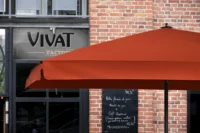 Großer roter Sonnenschirm vor Restaurant